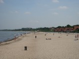 Molo w Sopocie, plaża po prawej stronie molo