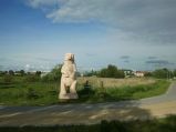 Ścieżka rowerowa i figura niedźwiedzia w Chełmie