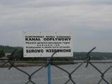 Zakaz przy kanale odpływowym (zbiornku dolnym) w Żarnowcu