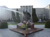 Pomnik Jana Pawła II w Chełmie na tle Gmachu PKWN