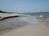 Plaża w Lubiatowie, potok wpada do Bałtyku