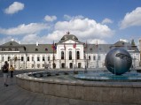 Pałac Prezydencki w Bratysławie oraz fontanna o kształcie kuli ziemskiej