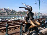 Rzeźba Mała Księżniczka, w tle Parlament Węgierski w Budapeszcie
