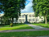 Pomnik przed szkołą w Dorohusku