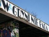 Napis: W Gdyni nie pada, na budynku dawnego sanatorium w Gdyni