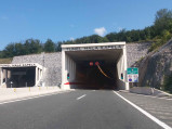 Wjazd do Tunelu Mala Kapela, Jezerane