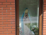 Figura Maryi w kapliczce w Kamieniu