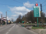 Przed pomnikiem kolejki w Karczewie