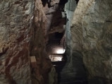Przejście pomiędzy ścianami jaskini na Kadzielni