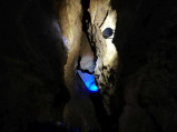 Szczelina w jaskini na Kadzielni
