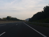 Autosdrada A22, w tle Wzgórze Leopoldsberg, Langenzersdorf