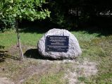 Kamień z tablicą informacyjną przy dębie Jana Pawła II