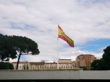 Flaga Hiszpanii na Placu Kolumba w Madrycie