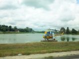 Helikopter ustawiony na brzegu stawu w Mełgwi