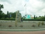 Rzeźba na rondzie w Mełgwi