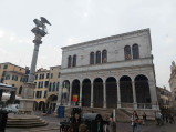Kolumna ze skrzydlatym lwem, w tle Loggia del Consiglio, Padwa