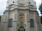 Figur MB przed kościołem św. Bartłomieja Apostoła, Płock