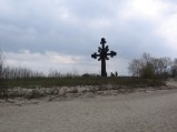 Krzyż poświęcony ofiarom morza na cyplu w Rewie