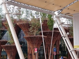 Dekoracje przy halach wystawienniczych EXPO 2015 w Mediolanie