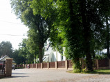Plac przy kościele w w Rogóźnie
