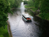 Łódź i fontanna na kanale w Rydze
