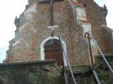 Przejście przez mur do kościoła w Starzynie
