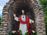 Figura Chrystusa przy kościele w Świerżach