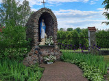 Kapliczka grota z figurką Matki Boskiej w Świerżach