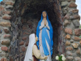 Kapliczka z figurką Matki Boskiej Różańcowej w Świerżach