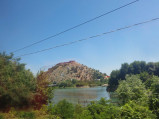 Rzeka Buna, na wzgórzu Zamek Szkodra