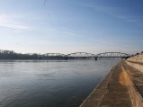 Most im. Józefa Piłsudskiego, widok z bulwaru w Toruniu