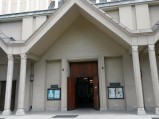 Wejście do kościoła parafialnego Matki Bożej Nieustającej Pomocy w Warszawie
