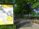 Tablica informacyjna od strony ulicy Szaserów do Parku Polińskiego w Warszawie