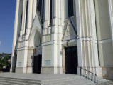 Wejście do kościoła na Szembeka w Warszawa