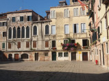 Kamienice na Placu Campo San Silvestro w Wenecji