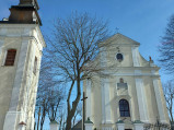 Wieża i fasada kościoła w Wyszkowie